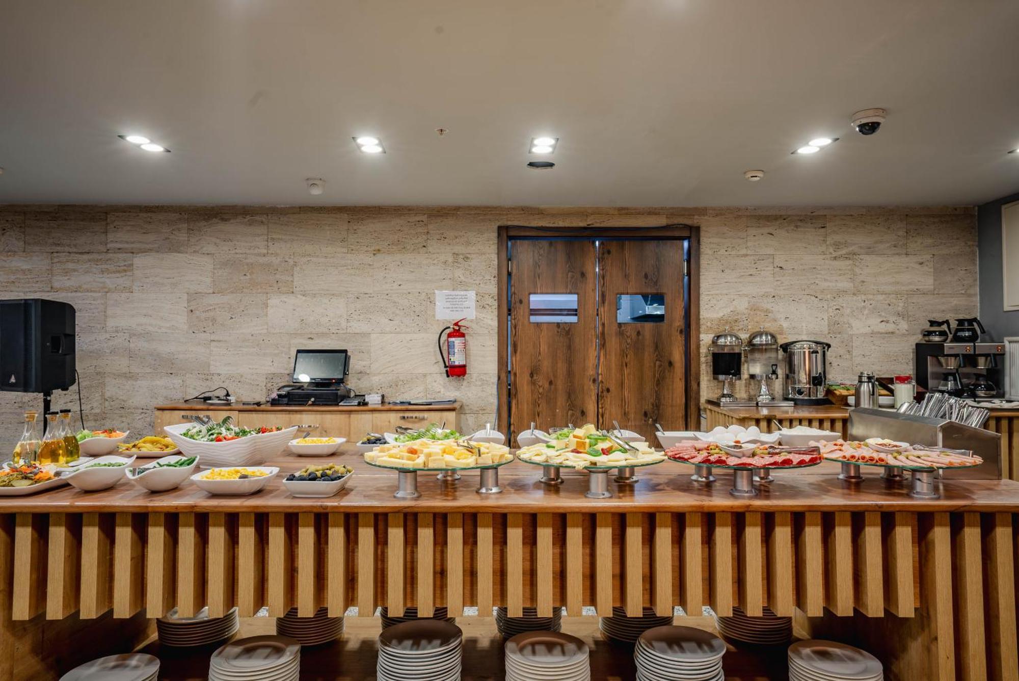 Gudauri Inn Esterno foto The buffet at the restaurant