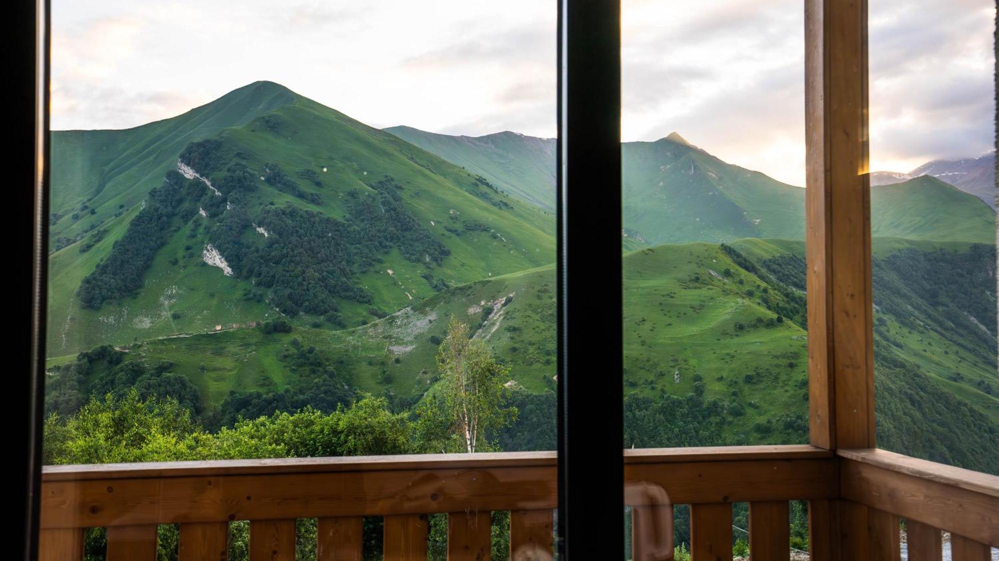Gudauri Inn Esterno foto View of the range from the resort town of Rosa Khutor