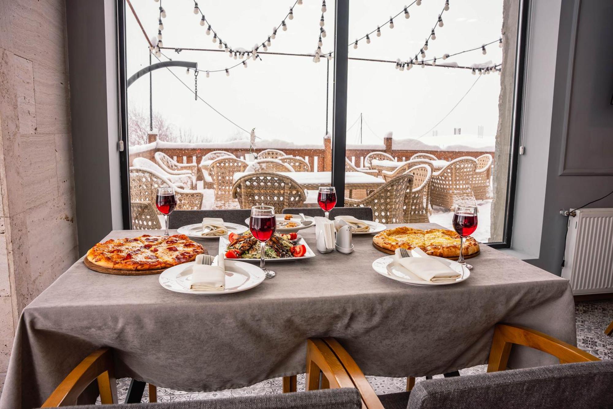 Gudauri Inn Esterno foto A table set for a meal
