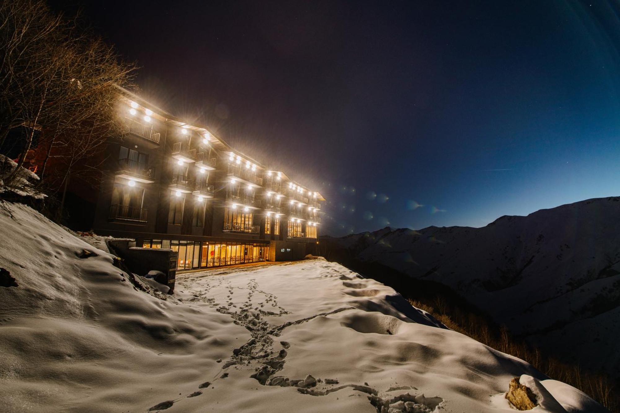 Gudauri Inn Esterno foto The hotel at night