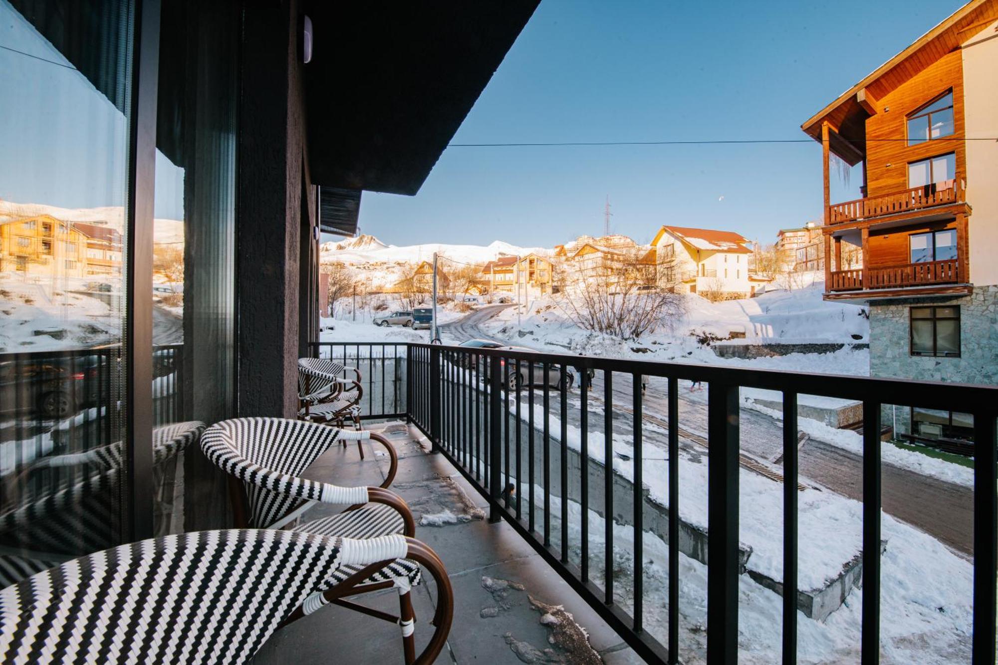 Gudauri Inn Camera foto A balcony in the winter