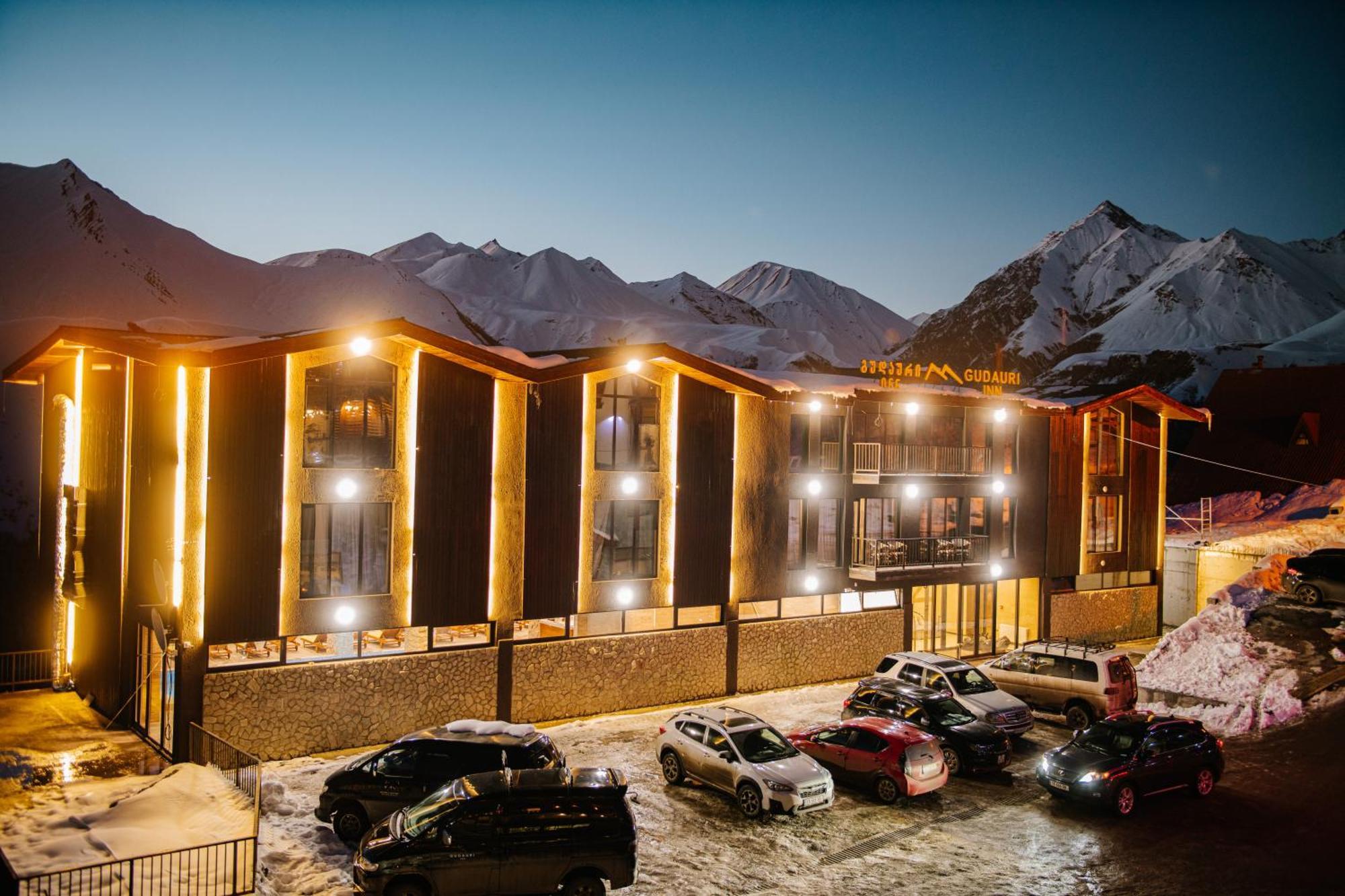 Gudauri Inn Esterno foto The hotel at night