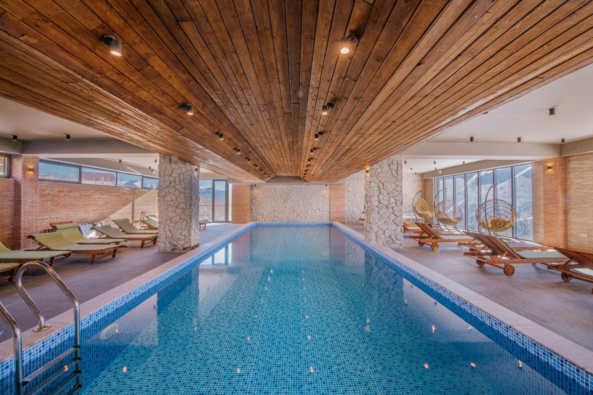 Gudauri Inn Esterno foto The swimming pool at the hotel
